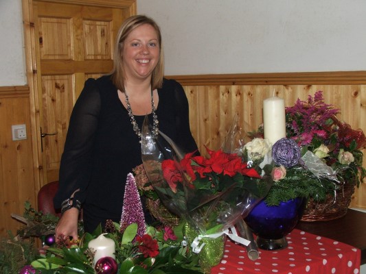 08 Lizzie Allister demonstrates Flower Arranging (DDA).JPG